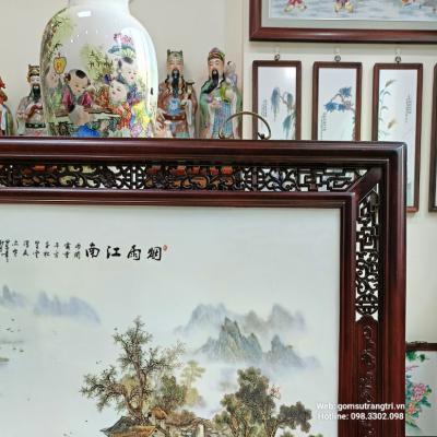 tranh sứ khung gỗ hoạ tiết xóm núi